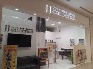 JJ COLLECTION店内に設置した黒カルプ文字によるブランドサイン