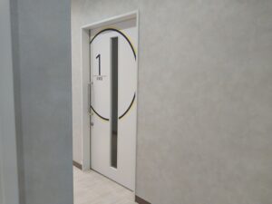 診察室誘導を分かりやすくする院内サインデザイン｜なんばKS泌尿器科・腎臓内科
