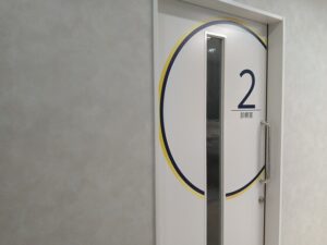 泌尿器科クリニックの診察室サインデザイン施工事例｜院内導線計画