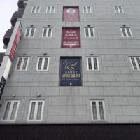なんばKS泌尿器科・腎臓内科の外壁看板施工事例｜大阪市難波のクリニックサインデザイン・製作・施工